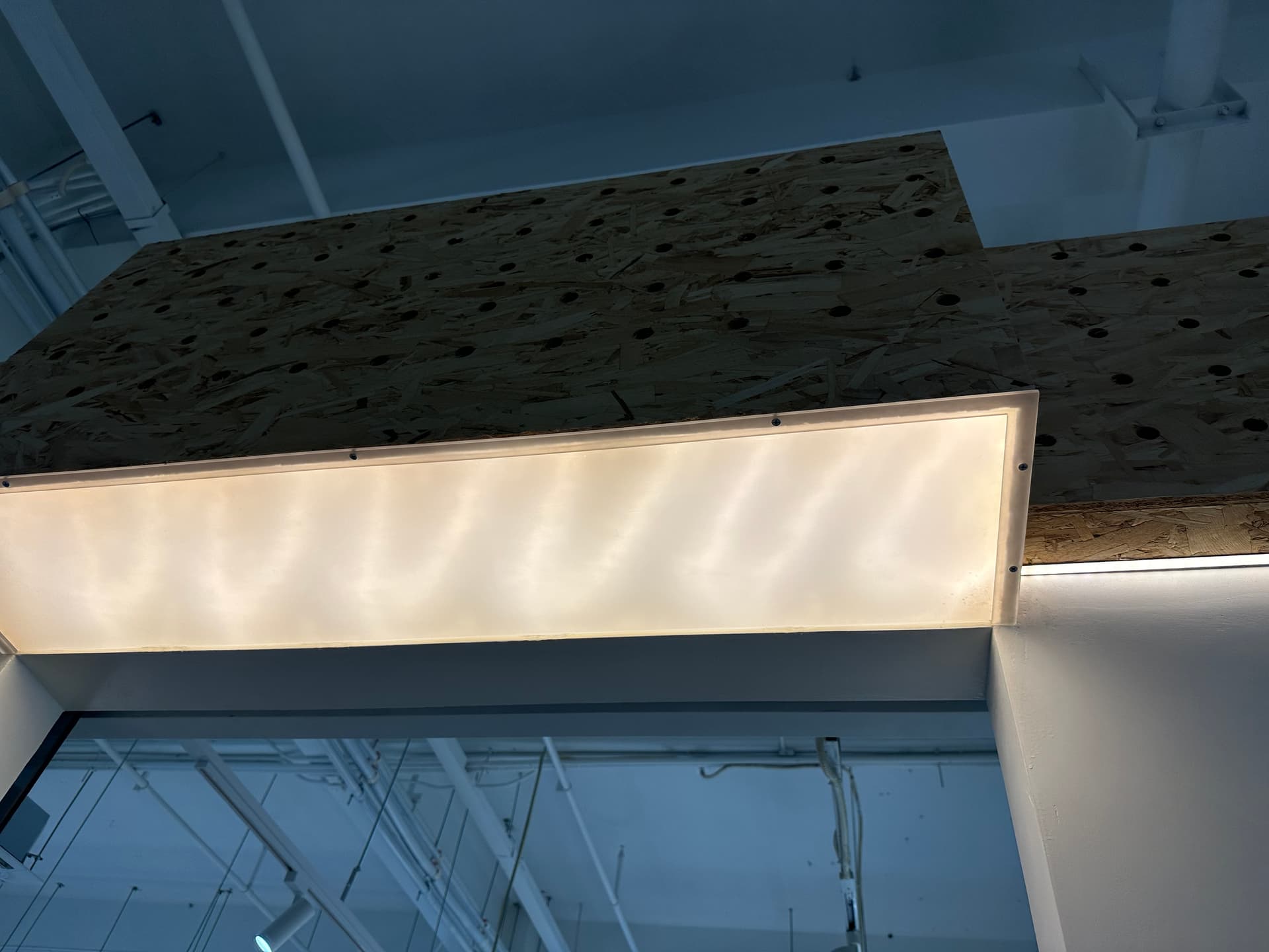 Apparel display rack with color range